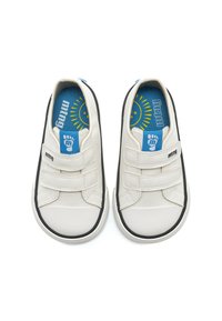 Scarpe bianche senza lacci realizzate in materiale sintetico, con fasce in velcro, rifiniture nere e una soletta blu con grafica del sole e logo del brand.