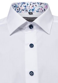 Weißes Hemd mit strukturiertem Kragen und dunkelblauen Knöpfen. Der Innenkragen zeigt ein florales Muster in Rosa, Blau und Weiß.