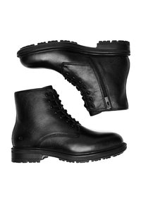 Čierne kožené čižmy s textúrovaným povrchom, so šnurovaním vpredu, bočným zipsom a robustnou podrážkou pre lepšiu trakciu. Klasický dizajn.