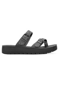 Chanclas negras con correas texturizadas, acentos de rhinestones, una suela de plataforma gruesa y hebillas ajustables para un ajuste seguro.