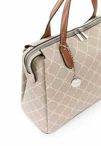 Strukturovaná kabelka v béžovém texturovaném materiálu s bílým geometrickým vzorem, hnědými uchy a stříbrnými kovovými doplňky, včetně dekorativního přívěsku.