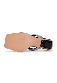 Zwarte en zilveren hoge hak met een gladbeige zool, open te ontwerp en sprankelende banden. Heeft een gestructureerde zwarte accent bij de hak.
