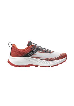 Chaussure de trail rouge, blanche et grise avec le logo "MILLET" noir, semelle texturée, et lacets gris sur fond blanc.