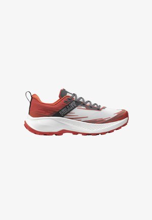 Chaussure de trail rouge, blanche et grise avec le logo "MILLET" noir, semelle texturée, et lacets gris sur fond blanc.