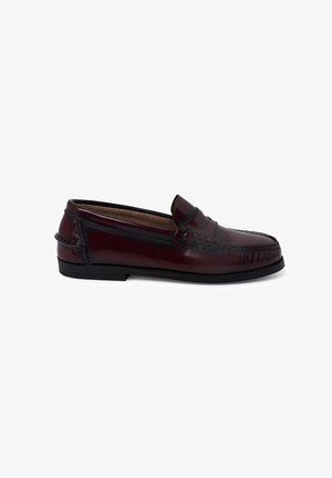 Mocassins en cuir bordeaux avec un design de mocassin, présentant des détails de couture et une texture lisse, un bout arrondi et une semelle en caoutchouc noire basse.