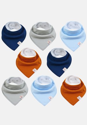 Acht Bandana-Lätzchen in Blau, Grau, Orange und Hellblau, mit weicher Textur und Druckknopfverschluss. Jedes hat ein farbenfrohes Logo-Tag.