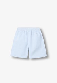 Pantalones cortos a rayas finas en azul claro y blanco hasta la rodilla con cintura elástica, colocados planos sobre un fondo blanco.