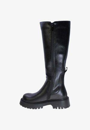 Stivale alto in pelle nera con suola in gomma spessa, cerniera laterale e linguetta sul retro, che mette in evidenza un design elegante e una texture liscia.