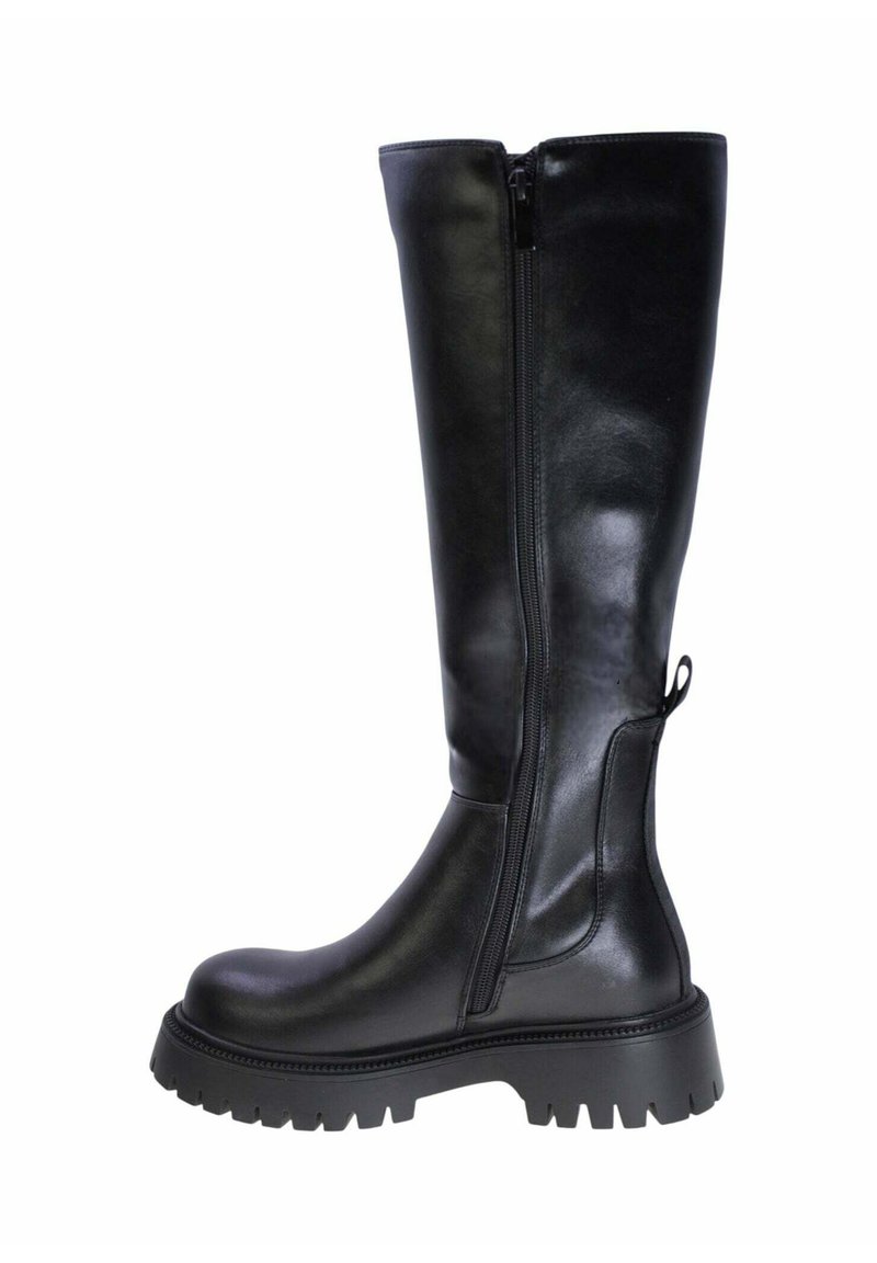 Stivale alto in pelle nera con suola in gomma spessa, cerniera laterale e linguetta sul retro, che mette in evidenza un design elegante e una texture liscia.