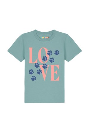 Hellblaues Kinder-T-Shirt mit großem pinkfarbenem "LOVE"-Text und verstreuten dunkelblauen Pfotenabdrücken auf der Vorderseite.