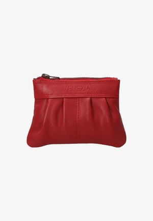 Roter Lederbeutel mit gerafftem Design, oberem Reißverschluss und geprägtem "Venezia"-Logo auf der Vorderseite, mit glatter Textur.