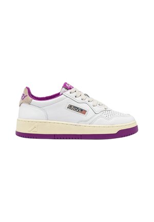 Sneaker bianco basso con suola crema, suola esterna viola e fodera interna, accenti beige, punta traforata e logo Autry sul lato.