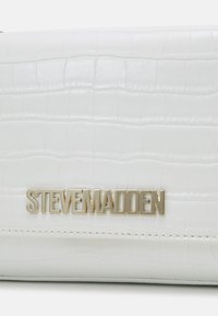 Steve Madden BRAYE - Torba čez telo - white
