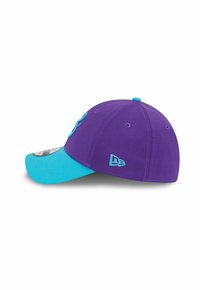 Lila Baseballkappe mit einem türkisfarbenen Schirm und Logo-Stickerei an der Seite und vorne, im Profil auf einem weißen Hintergrund gezeigt.