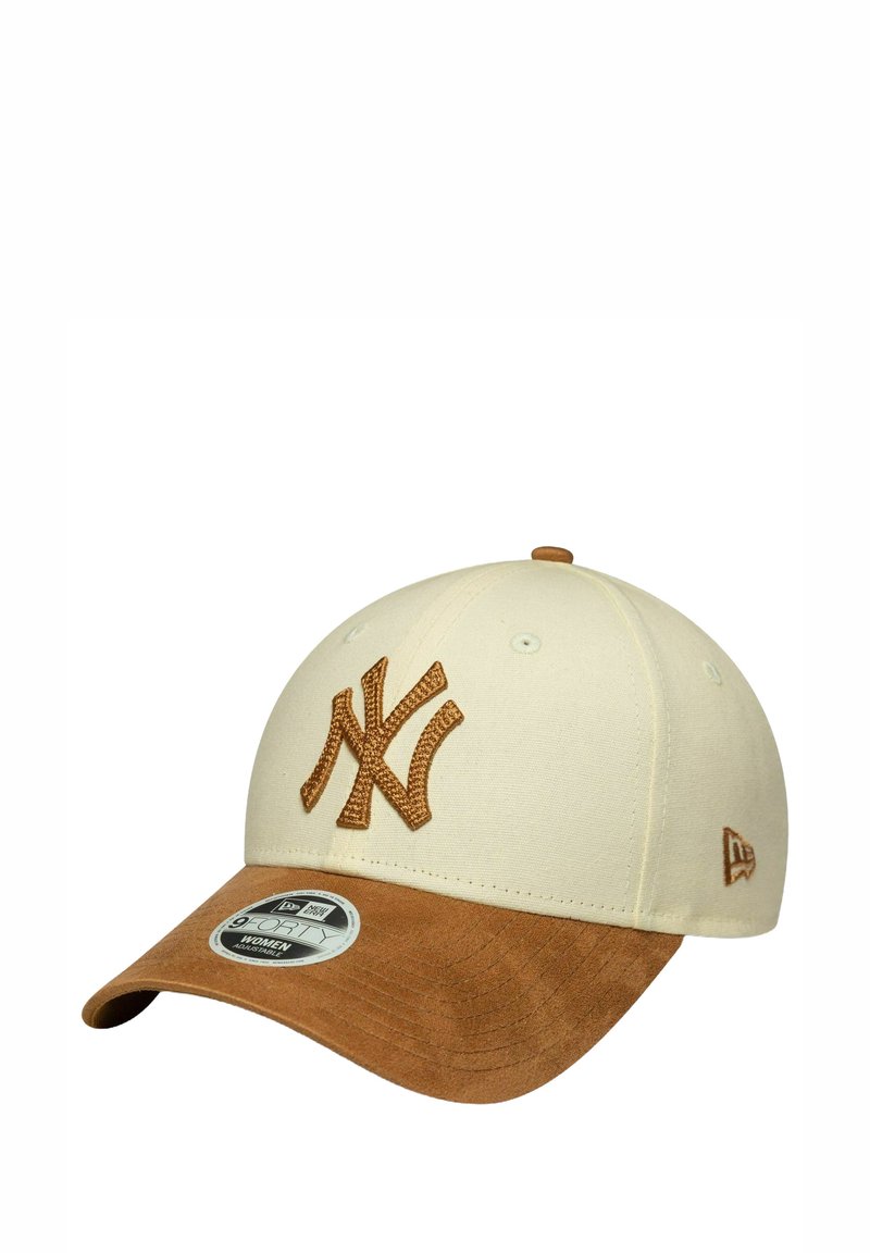 Baseball-Cap mit einer Krone aus crèmefarbener Baumwolle und einem braunen Wildlederschild. Mit einem gestickten Logo in passendem braunen Faden.