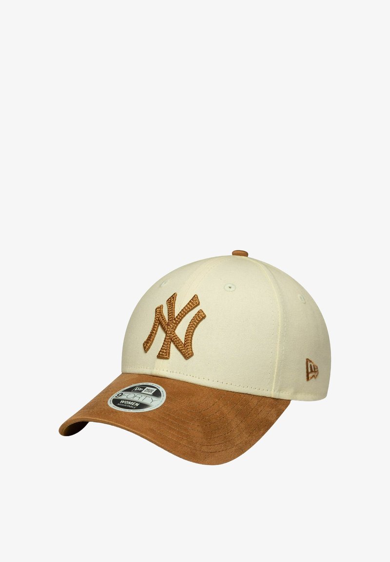 Cappello da baseball con corona in tessuto crema e visiera in suede marrone. Presenta un logo ricamato con filo marrone coordinato.