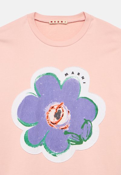 Tricou roz deschis din bumbac, cu un desen mare de floare în stil desen animat, în culorile mov, verde și portocaliu, cu numele brandului "MARNI" deasupra.
