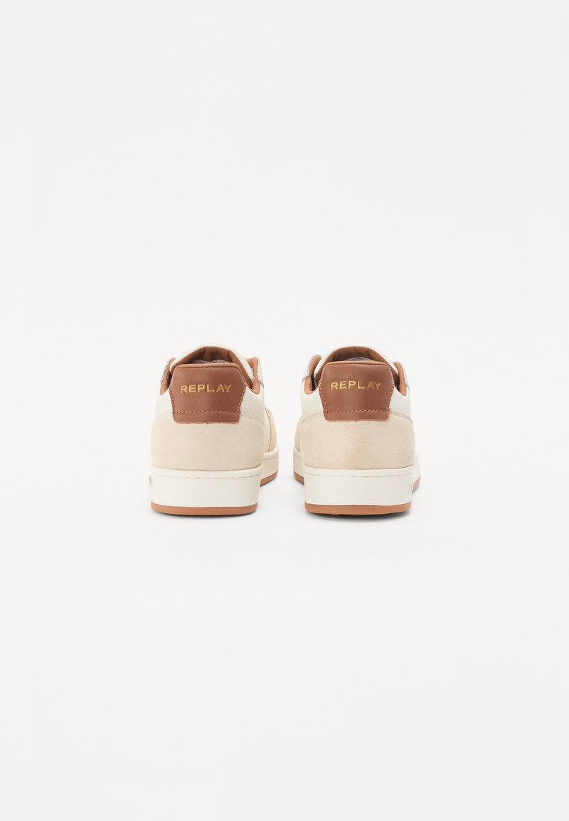 Beige Wildledersneaker mit braunen Lederakzenten an der Ferse, weißer Zwischensohle und Gummilaufsohle. Goldenes "REPLAY"-Logo auf der Rückseite.