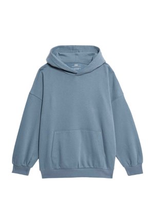 Blå bomulds hættetrøje med en frontlomme og en ribbet rød strikket hue. Parret med matchende blå joggers og sneakers med brune detaljer.