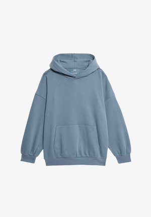 Blå bomulds hættetrøje med en frontlomme og en ribbet rød strikket hue. Parret med matchende blå joggers og sneakers med brune detaljer.