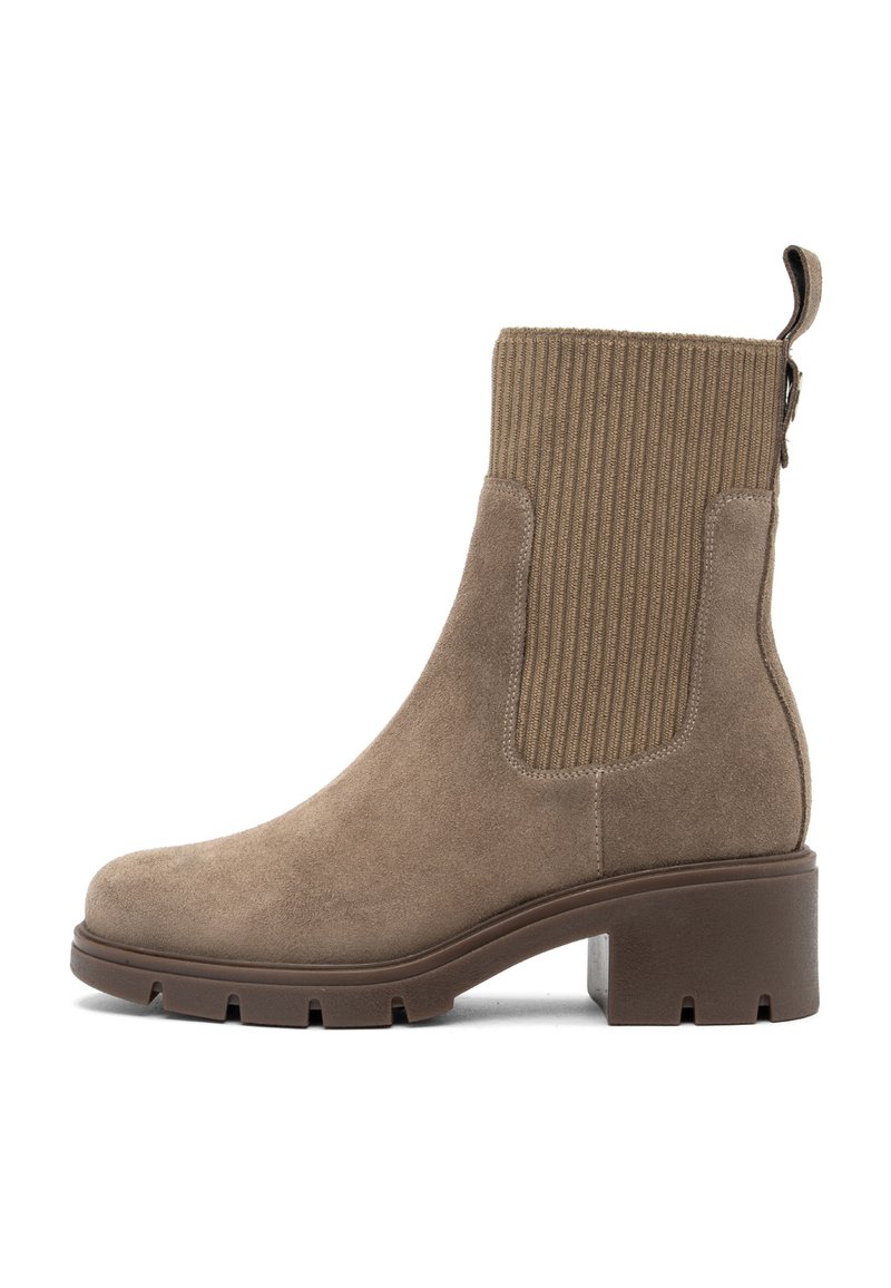 Stivale ankle in suede beige con tomaia in tessuto rigato, punta rotonda e tacco in gomma spesso, dotato di un logo per un facile indossamento.
