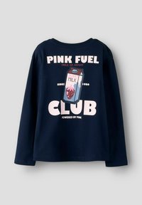 Granatowa koszula z długim rękawem z grafiką przedstawiającą karton mleka z napisem "PINK FUEL CLUB" w różowym i białym kolorze. Miękka, bawełniana tkanina.