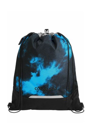 Schwarz-blauer Rucksack mit Kordelzug, einem wolkenähnlichen Muster und einem reflektierenden Streifen nahe dem unteren Bereich, mit dem Markennamen "coocazoo".