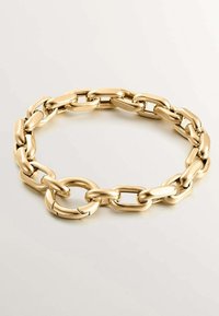 Pulsera de eslabones de cadena de oro que presenta eslabones ovalados y redondos entrelazados con un acabado suave, destacando una textura pulida y un color uniforme.