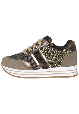 Baskets beige et noires avec un dessus texturé, des détails en paillettes et des accents de motif animal. Elles sont dotées de rayures métalliques et d'une semelle superposée.