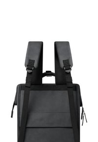 Sac à dos noir avec des bretelles rembourrées, en matériau synthétique lisse, avec des panneaux horizontaux à l'arrière et un détail de fermeture éclair sur le côté.
