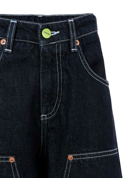 Jeans in denim blu scuro con vita alta, cuciture bianche a contrasto, due tasche frontali e un bottone verde con il logo "BARESON".