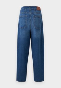 Τζιν παντελόνι με ψηλή μέση σε μπλε χρώμα, με ίσια μπατζάκια, δύο πίσω τσέπες, θηλιές για ζώνη και καφέ δερμάτινο λογότυπο στην μέση.