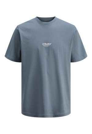 Baumwoll-T-Shirt in Schieferblau mit kurzen Ärmeln, Rundhalsausschnitt und kleinem weißen "JJ Studios"-Logo auf der Vorderseite in der Mitte gedruckt.