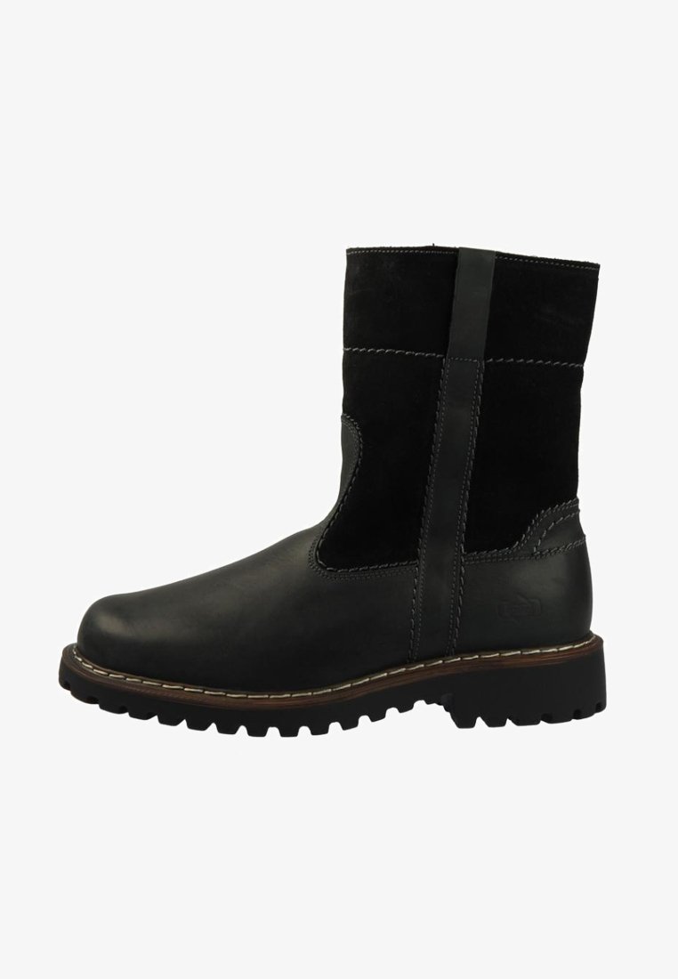 Bota de tobillo de cuero negro y ante con un acabado suave, costuras en contraste, cuello acolchado y suela de goma texturizada.