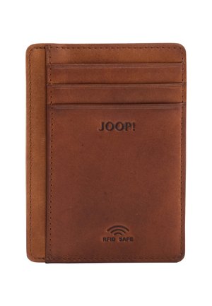 Porte-cartes en cuir marron avec trois emplacements pour cartes, "JOOP!" embossé en haut au centre, et "RFID SAFE" avec symbole sans fil en bas au centre.