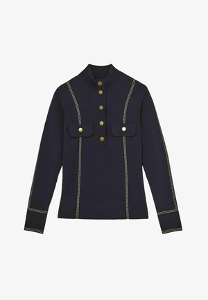 Top en tricot bleu marine avec un col haut, des boutons dorés et deux poches poitrine. Présente des coutures dorées contrastantes le long des bords.