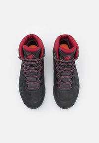 Scarponi da trekking grigio scuro con accenti bordeaux, realizzati in pelle texture, con lacci a contrasto e colli imbottiti per il comfort.