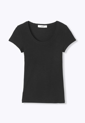 T-shirt noir à manches courtes avec encolure dégagée et bordure légèrement festonnée au niveau du col, présenté à plat sur un fond blanc.