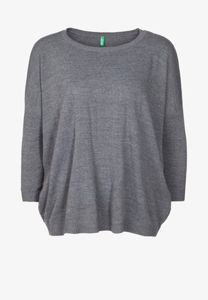 Grå oversized sweater lavet af blødt strikket stof, med en bred halsudskæring, skuldersømme der falder, og en buet kant med ribbet detaljer.