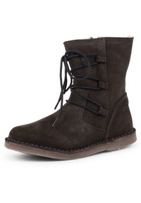 Botas de tobillo de ante marrón con punta redondeada y un diseño de cordones; terminadas con una suela texturizada y costuras visibles a lo largo de los bordes.