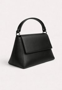 Μαύρη τραπεζοειδής τσάντα χειρός με πτερύγιο που διπλώνει και μία κορυφαία λαβή, κατασκευασμένη από λείο υλικό που μοιάζει με δέρμα, σε απλό ανοιχτό φόντο.