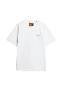 Hvid bomulds T-shirt med korte ærmer, rund halsudskæring, og "SUPERDRY" trykt i sort på venstre side. Mærket har orange og sorte farver.