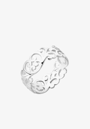 Anillo de tono plateado con intrincados diseños recortados, textura suave y forma circular, adecuado para apilar o usar solo.