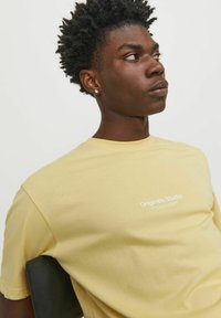 Jack & Jones JORVESTERBRO CREW NECK - Trükipildiga T-särk - italian straw