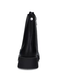 Stivaletto in pelle nera con finitura liscia, zip sul retro, dettagli cuciti e soletta spessa con accenti decorativi.