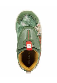 Scarpa verde slip-on con tomaia in mesh testurizzato, dettagli in gomma e un'etichetta rossa. Presenta un design di dinosauro e una fodera interna gialla.