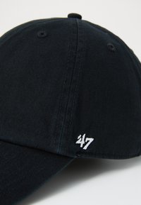 Must musta baseballi müts musta värviga ja kaardus äärega, millel on vasakul küljel valge tikitud "247" ja struktuurne korduroo kangas.