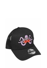 Schwarze Kappe mit Netzrücken, die ein lila Oktopus-Motiv zeigt, das rot-weiße Streifen trägt, verstellbare Passform und flaches Schild.