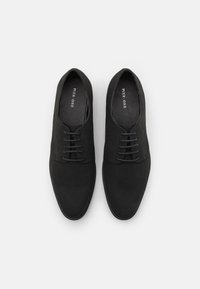 Chaussures noires à lacets avec une tige en daim lisse. Elles présentent un bout arrondi, des coutures discrètes et une semelle plate. À l'intérieur, marquées de "PIER. ONE."