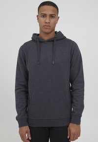 Hoodie gris foncé en mélange de coton doux, doté d'une poche frontale, d'une capuche avec cordon de serrage et de poignets et ourlet côtelés pour un ajustement confortable.